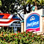 Howard Johnson by Wyndham Anaheim Hotel & Water Playground
