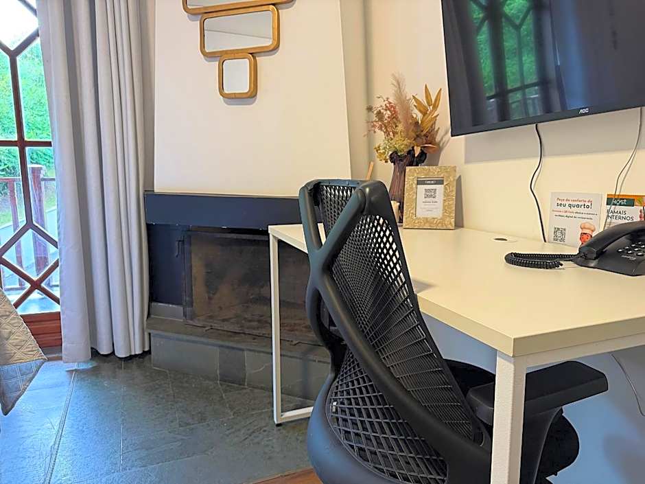 Suite with Hot and Cold Air Conditioning
