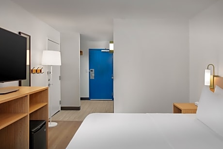 1 King Bed Mobility Accessible With Bathtub