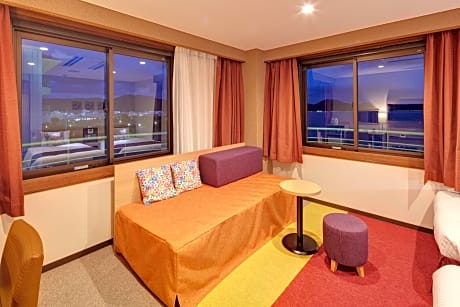 Compact Hollywood Twin Room for 2 People - Non-Smoking