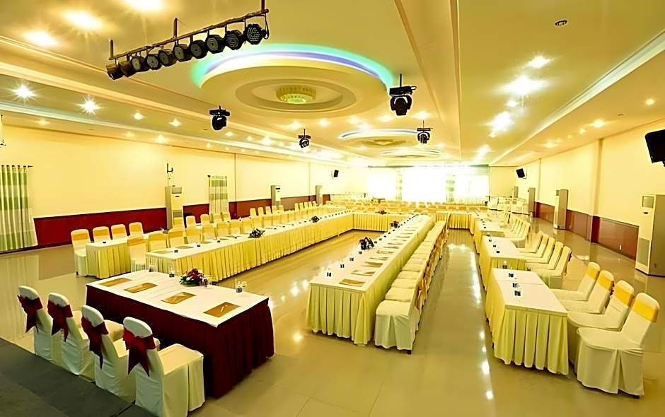 Van Phat Riverside Hotel