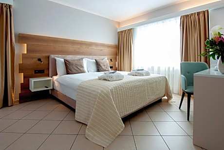 Deluxe Double with Balcony, Lake View and Jacuzzi