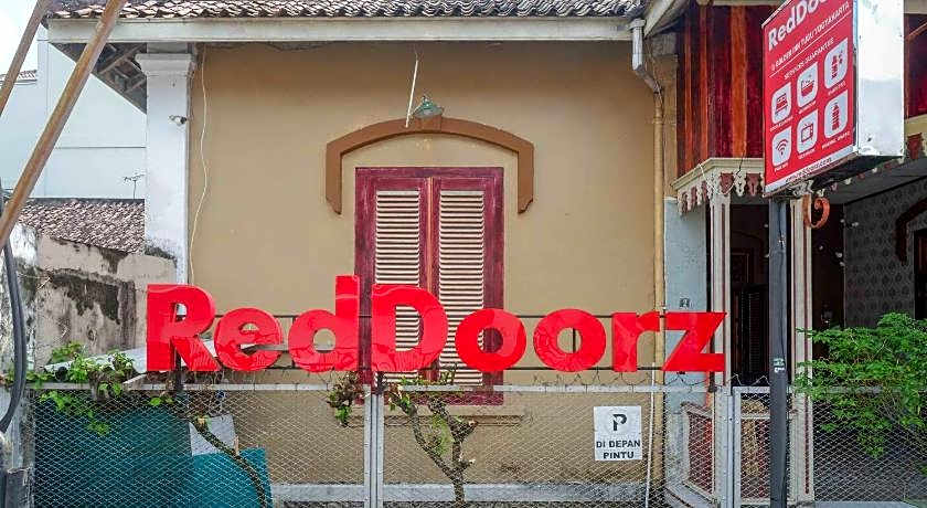 RedDoorz @ Golden Inn Tugu Yogyakarta