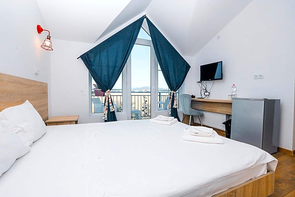 Laguna Beach Club Bazaleti Lake