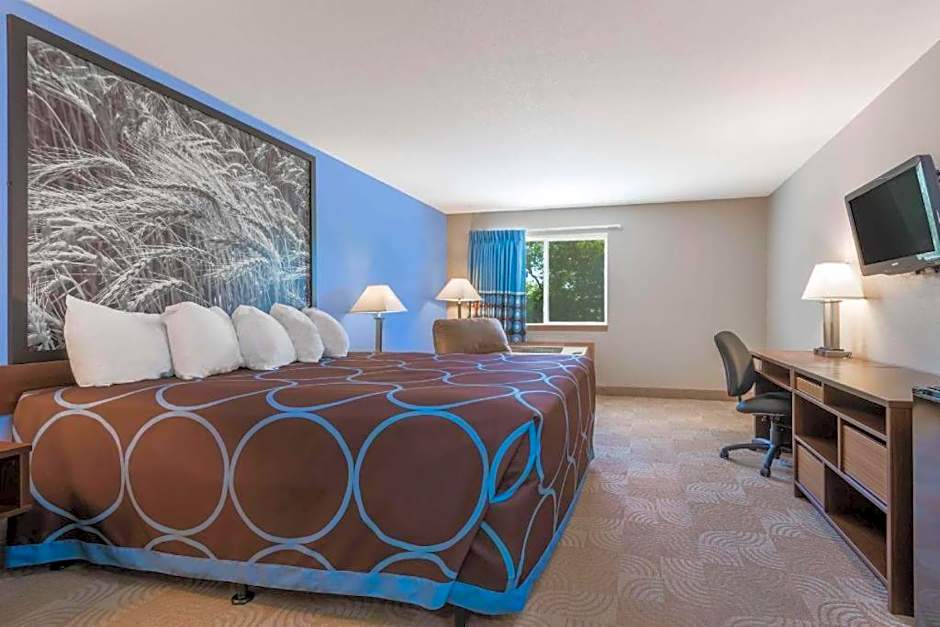 Super 8 by Wyndham Beloit