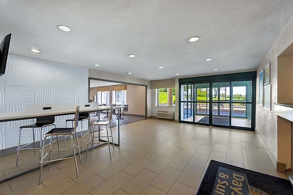Days Inn and Suites by Wyndham Kansas City South