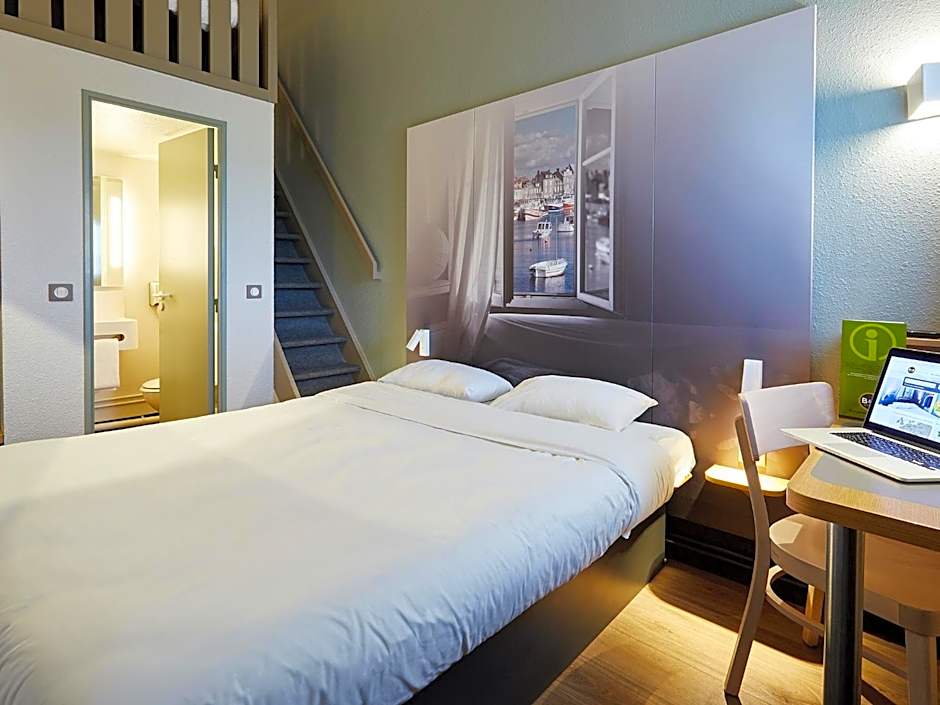 Photo 1 of 11 of Quadruple Room