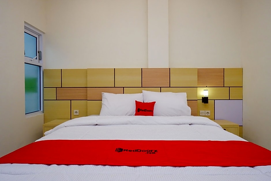 RedDoorz Plus near Pasar Gede Solo