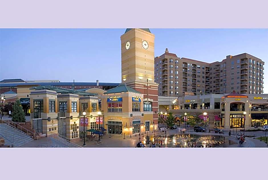 Deluxe Downtown Condo Close to Everything!