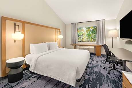 King Room with Roll-in Shower - Mobility and Hearing Accessible