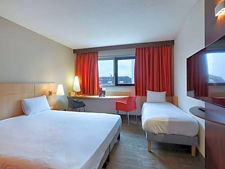 Standard Room with One Double Bed and One Single Bed