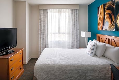 Queen Suite with Sofa Bed - Allergy Friendly