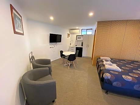 Golden Country Motel and Caravan Park