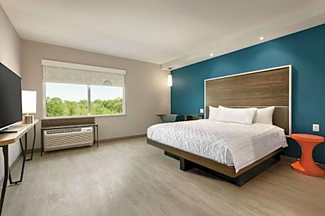 1 King Hearing Accessible Room W/Ri Shower