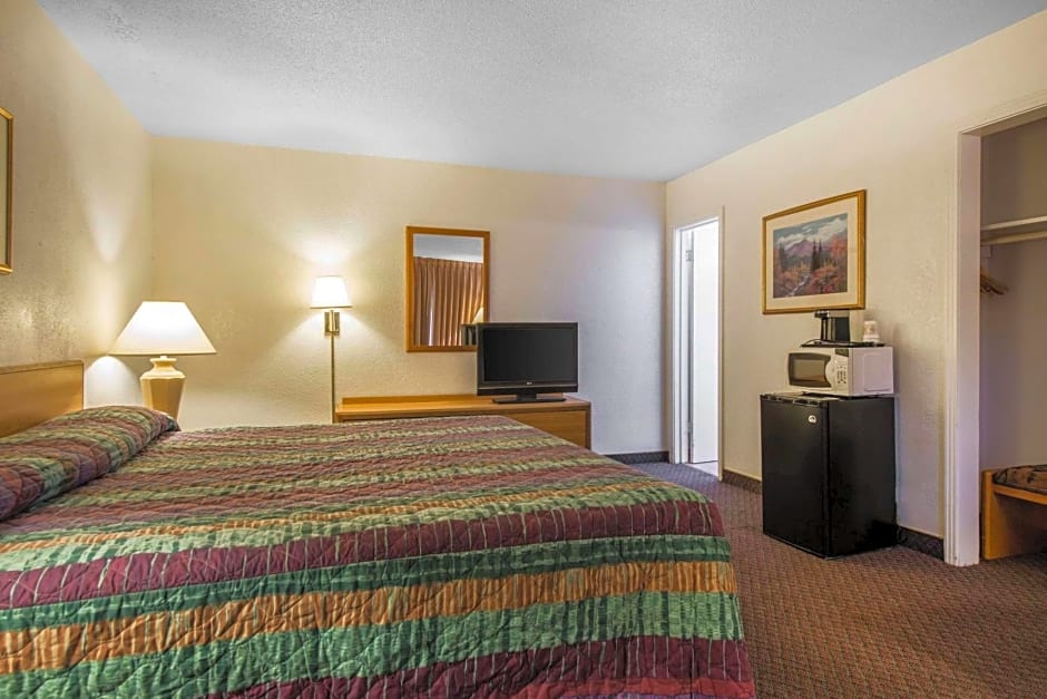 Rodeway Inn & Suites Colorado Springs