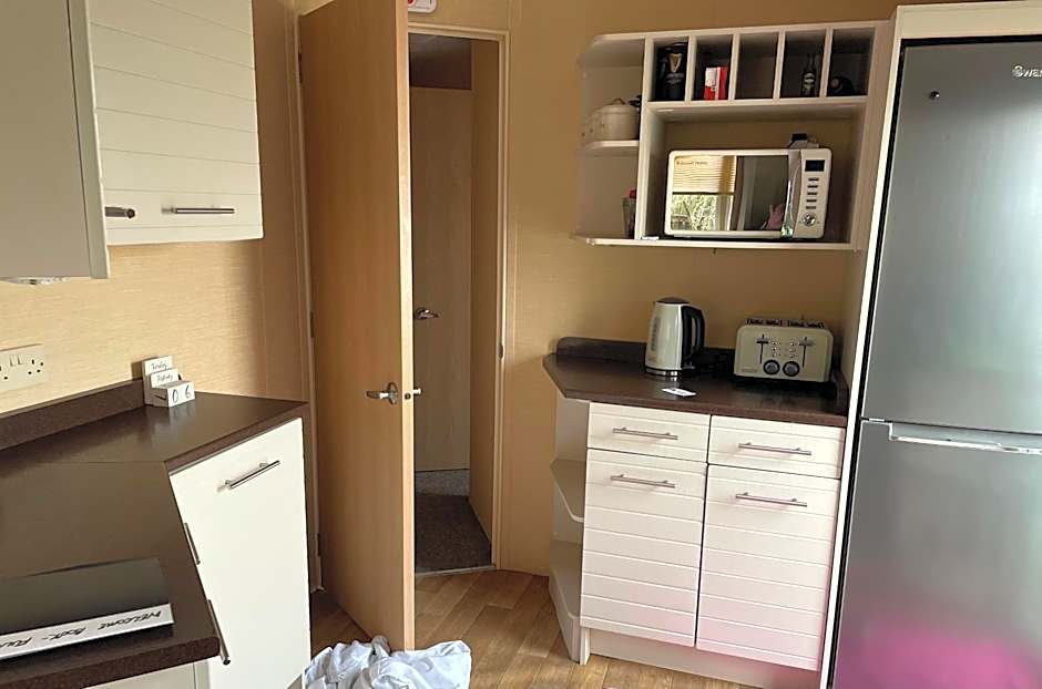 Spacious & welcoming 6th Berth Caravan California Cliffs Holiday Park, Norfolk Coast