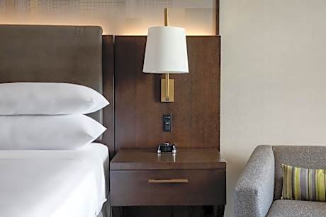 King Room with Adapted Tub - Mobility and Hearing Accessible