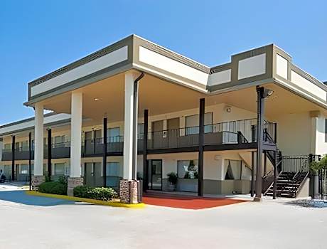 Days Inn by Wyndham Gonzales