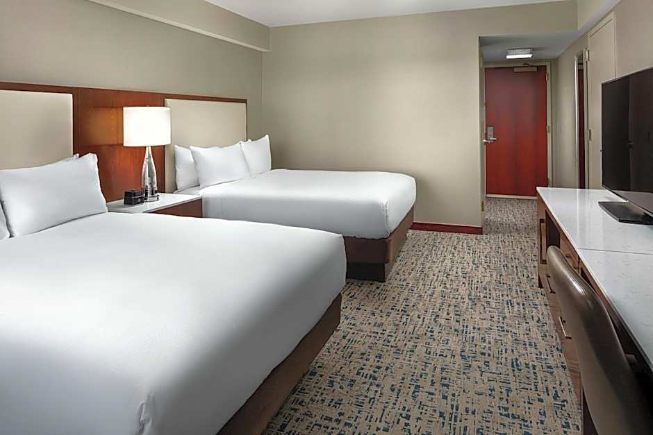 Photo 1 of 5 of 2 Queen Beds, Airport View