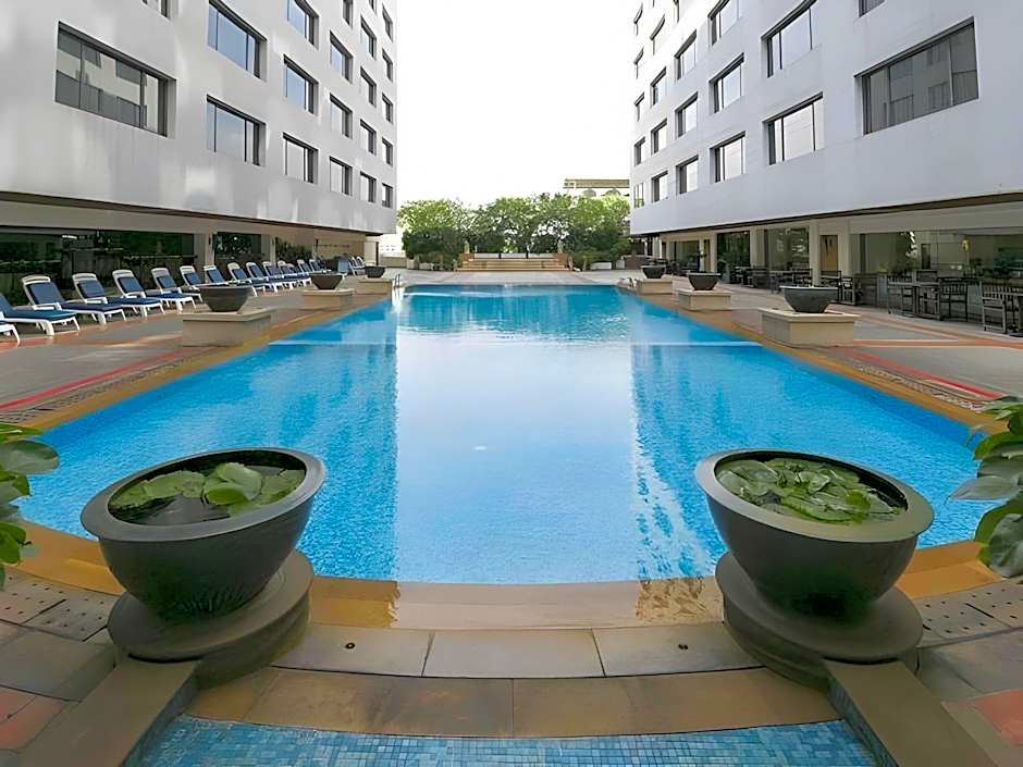 Twin Towers Hotel