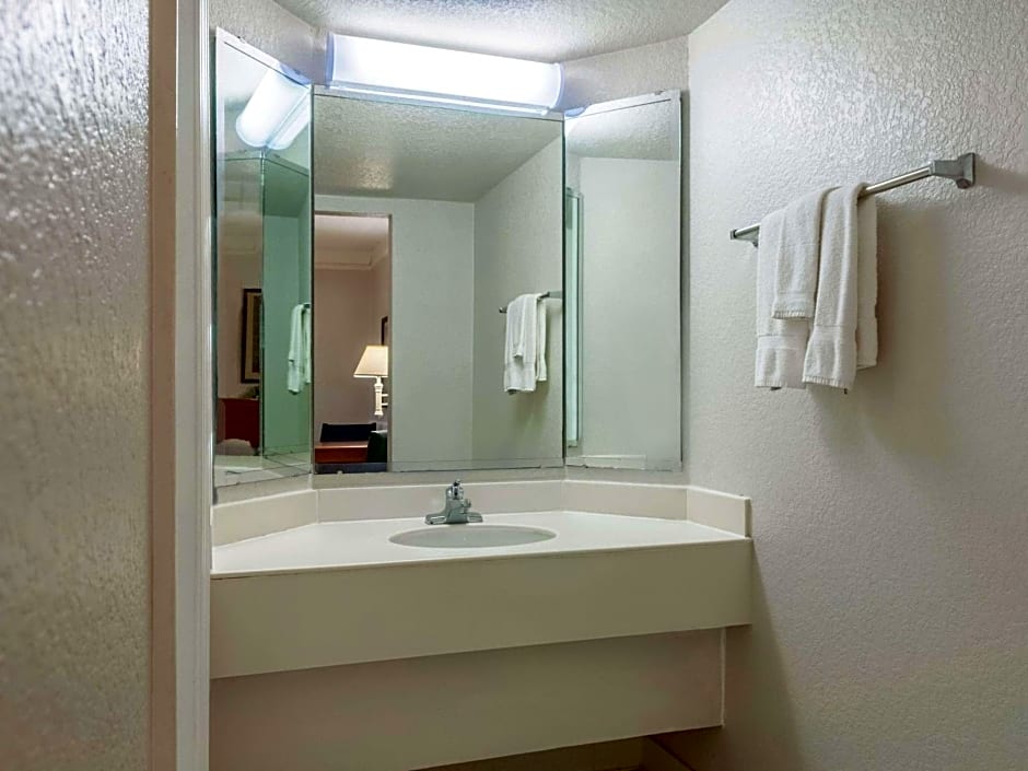 La Quinta Inn & Suites by Wyndham New Orleans West Bank