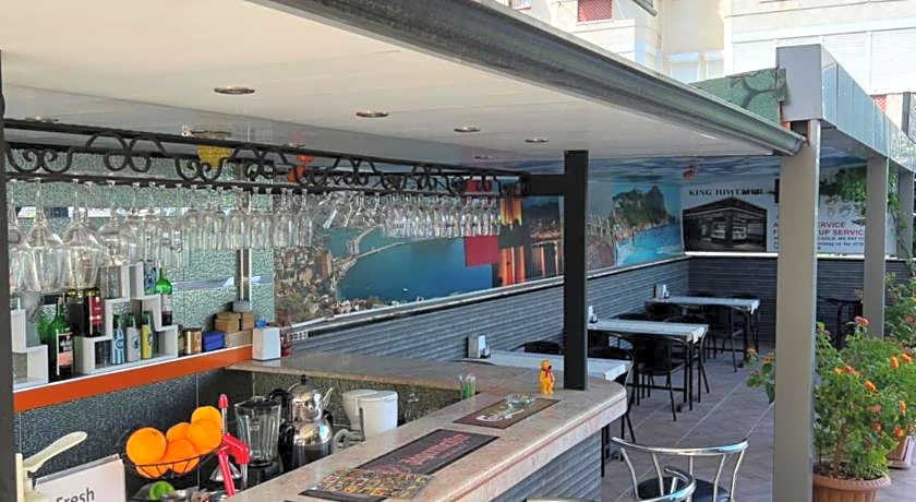 Cleopatra King Apart