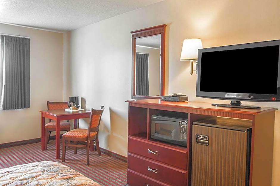 Bridgeway Inn & Suites
