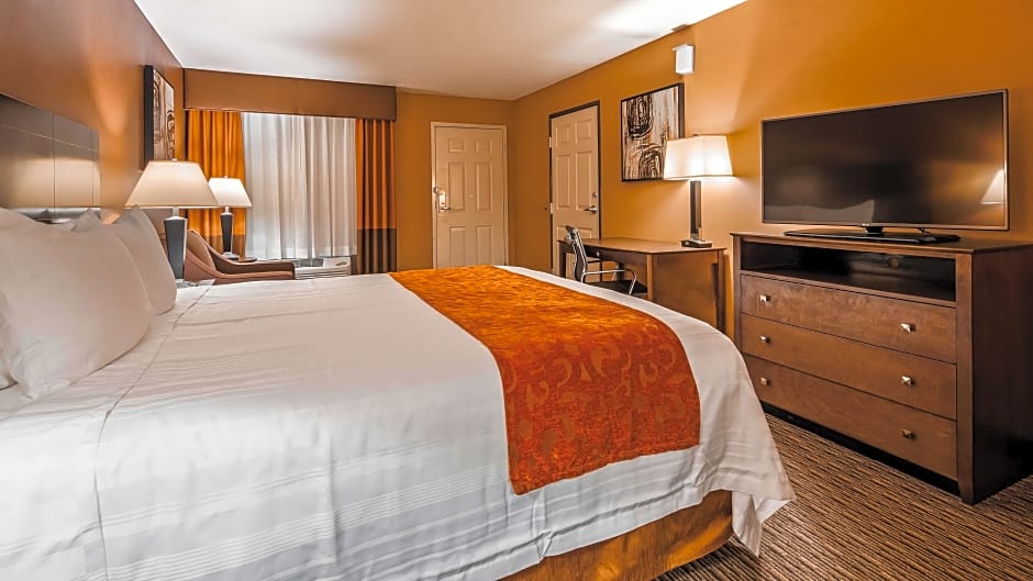 Photo 1 of 8 of 1 King Bed, Hearing/Mobility Accessible, Bathtub