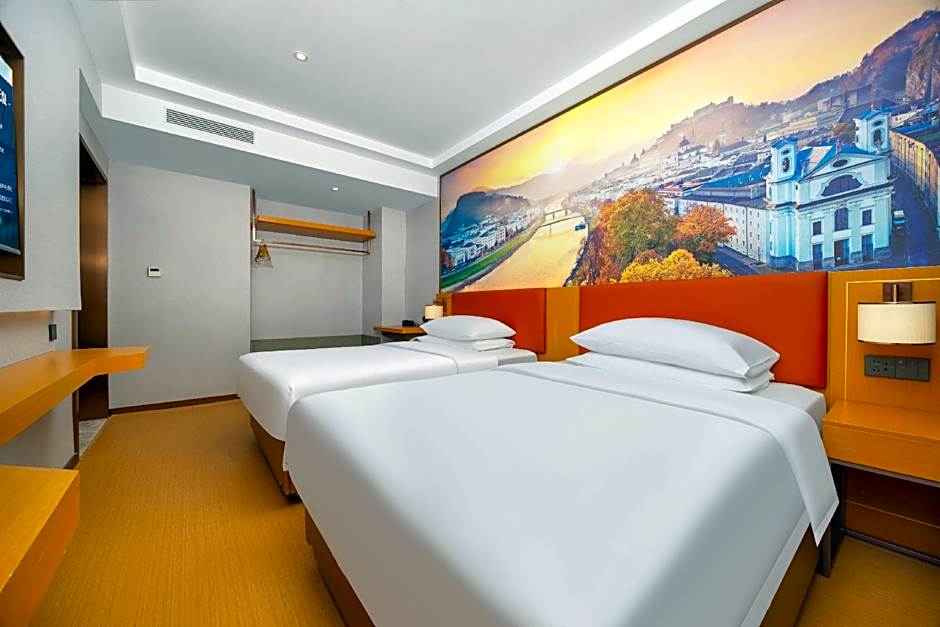 Vienna Hotel Tianjin West Station Changhong Park Metro Station