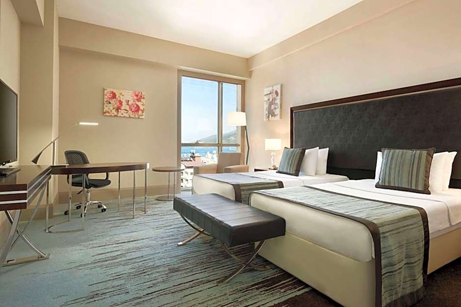 Foto 1 di 4 di Deluxe 2 Beds, Sea View