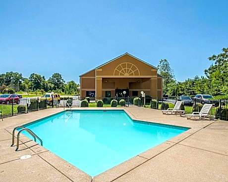 Econo Lodge Inn & Suites