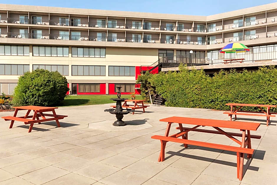 Ramada on the Bay Conference Resort Belleville