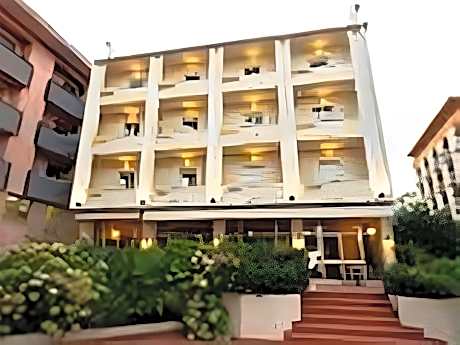 Hotel Plaza con piscina
