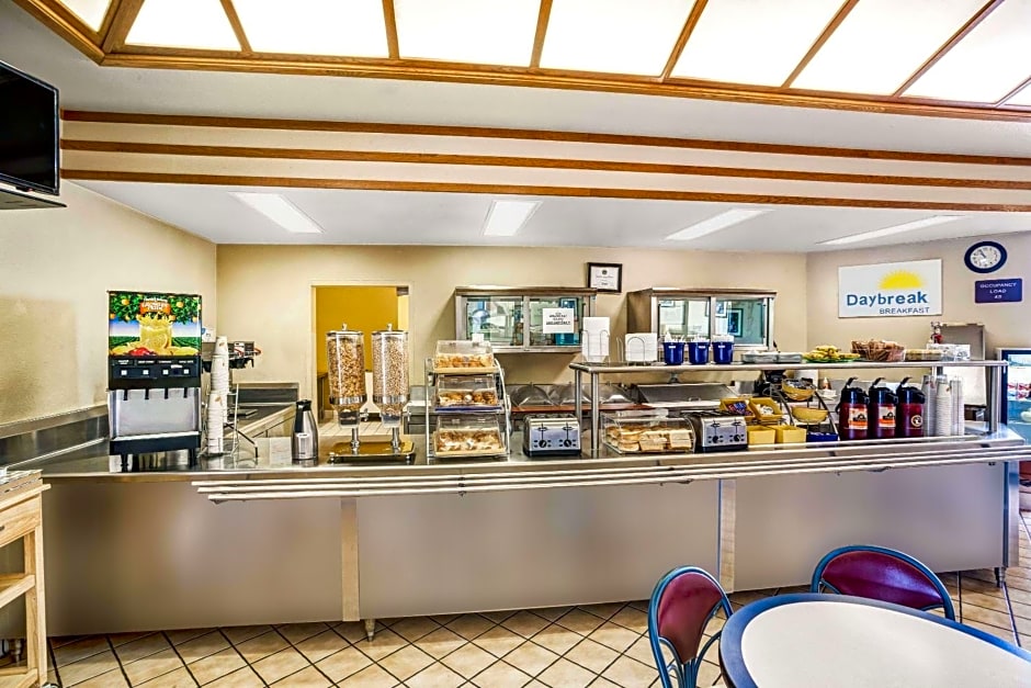 Days Inn & Suites by Wyndham Fullerton