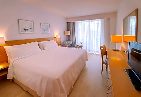 Family Connecting Room Pool View