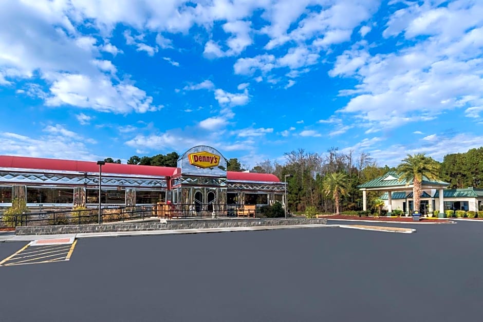 Days Inn by Wyndham Richmond Hill/Savannah