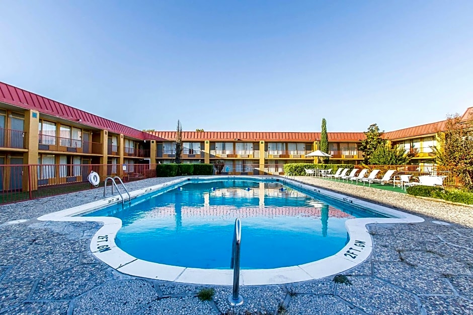 Quality Inn Ada near University