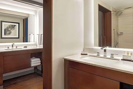 1 King Loft Suite - 2 Baths - Top Floor