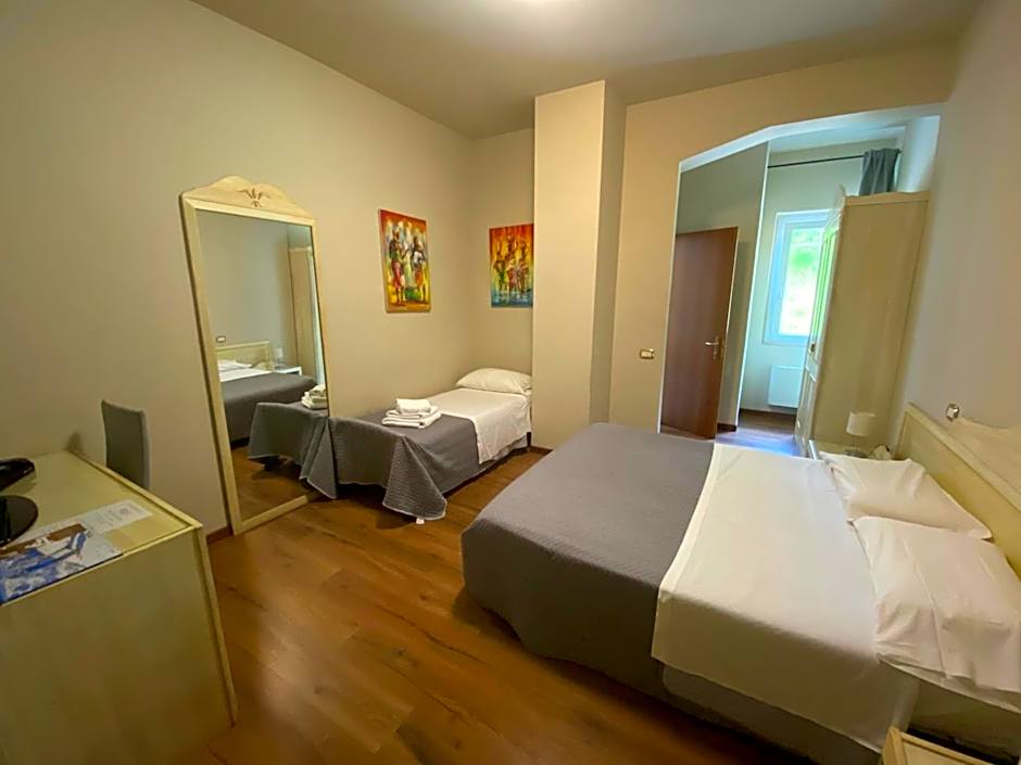 Zdjęcie 1 z 4 — Triple Room