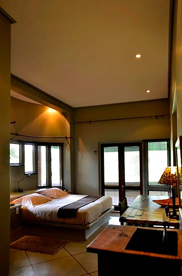 Tingala Lodge - Bed in the Bush