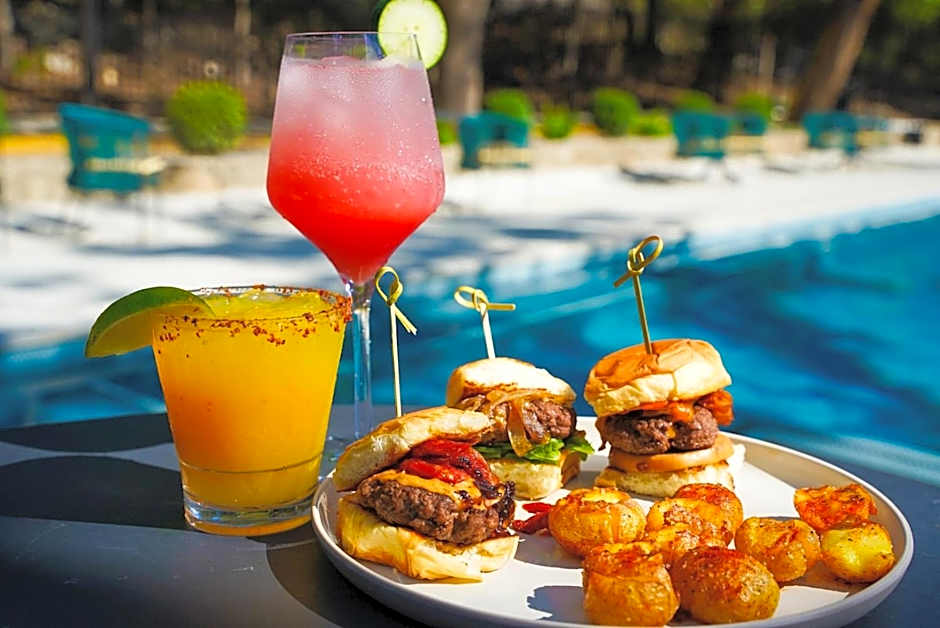 Wimberley Inn & bar