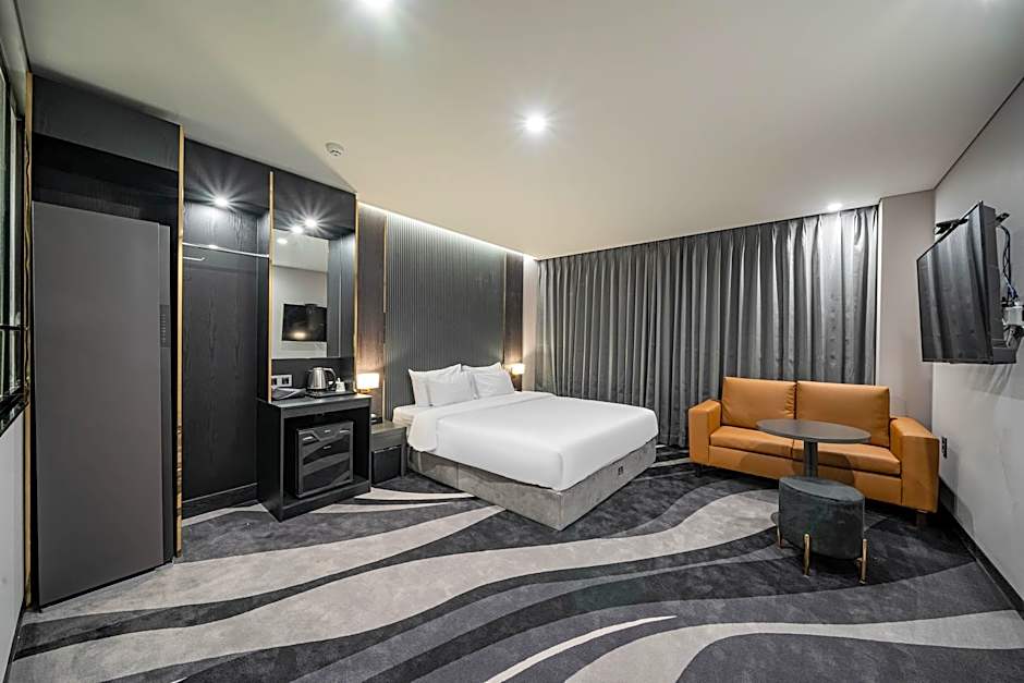 Photo 1 of 11 of Executive 1 King Bed
