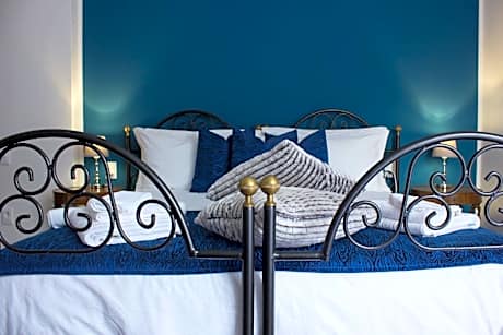 Two Connecting Rooms with Private External Bathroom