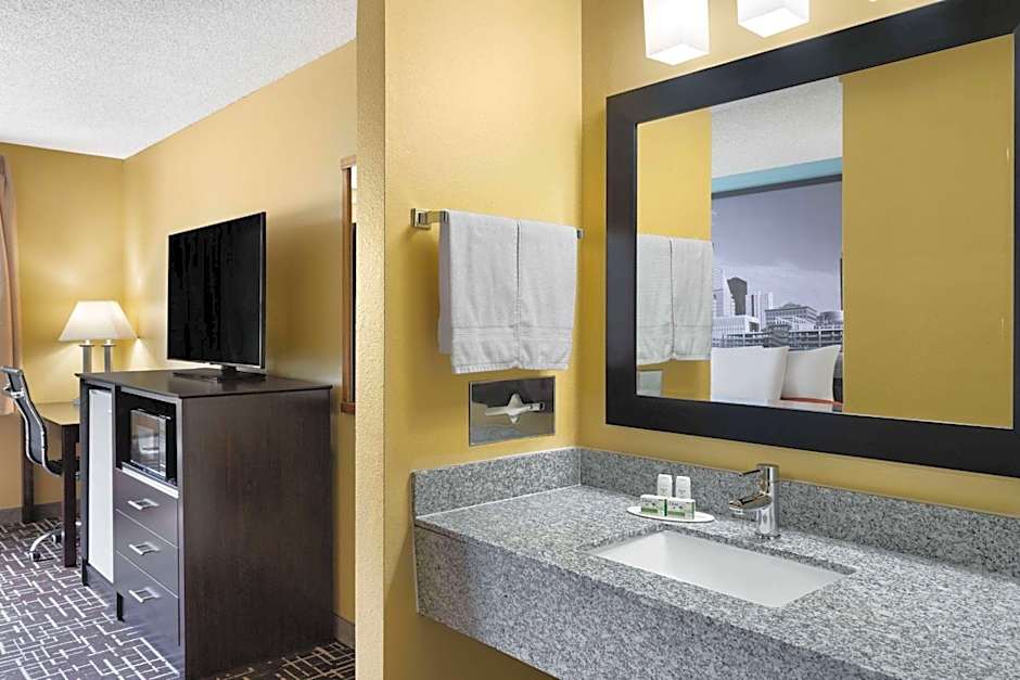Super 8 by Wyndham Dyersville