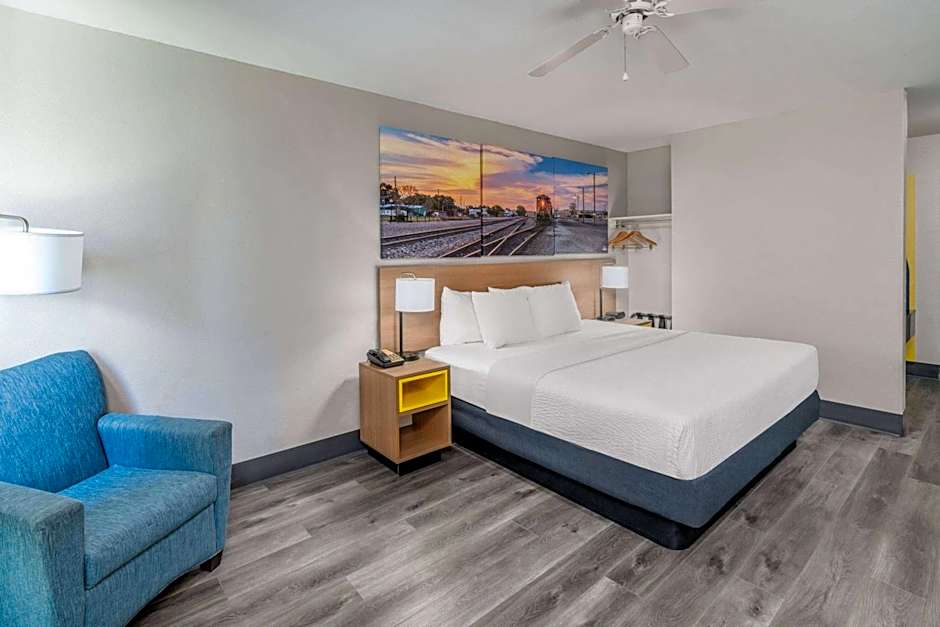 Days Inn by Wyndham Lamar