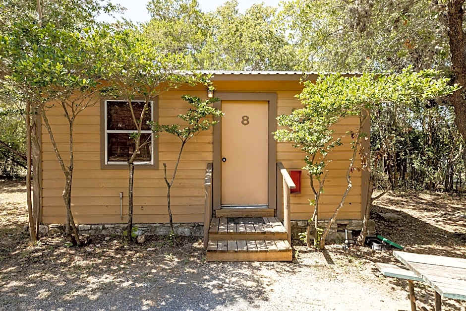 The Historic Leakey Inn