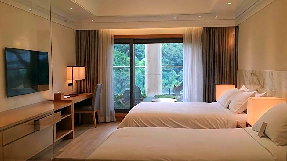 Pinegrove Hotel