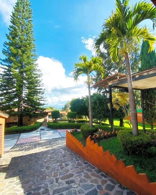 Residencia estilo Californiana Jardín de los Soles