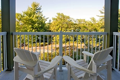 One-Bedroom King Suite with Lake View