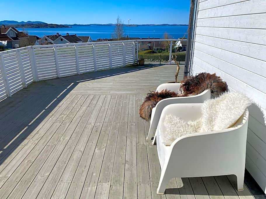 Landlig enebolig med utsikt